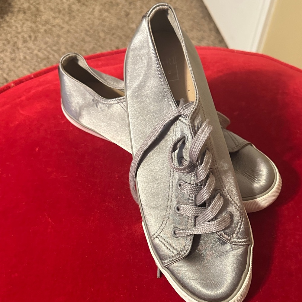 Kaari Blue Metallic Silver Sneakers